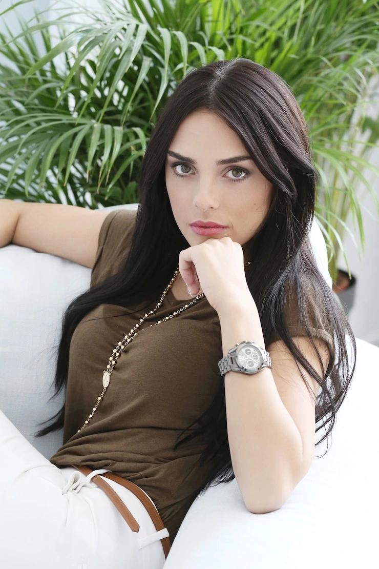 Escorte aux cheveux noirs